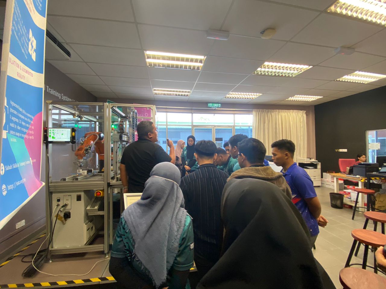 Kursus Pengenalan IR 4.0: Sistem Latihan Mekatronik MMS 4.0 di Sabah Skills & Technology Centre (SSTC)